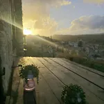بيت للعطل οίκος λόφου-oikos *